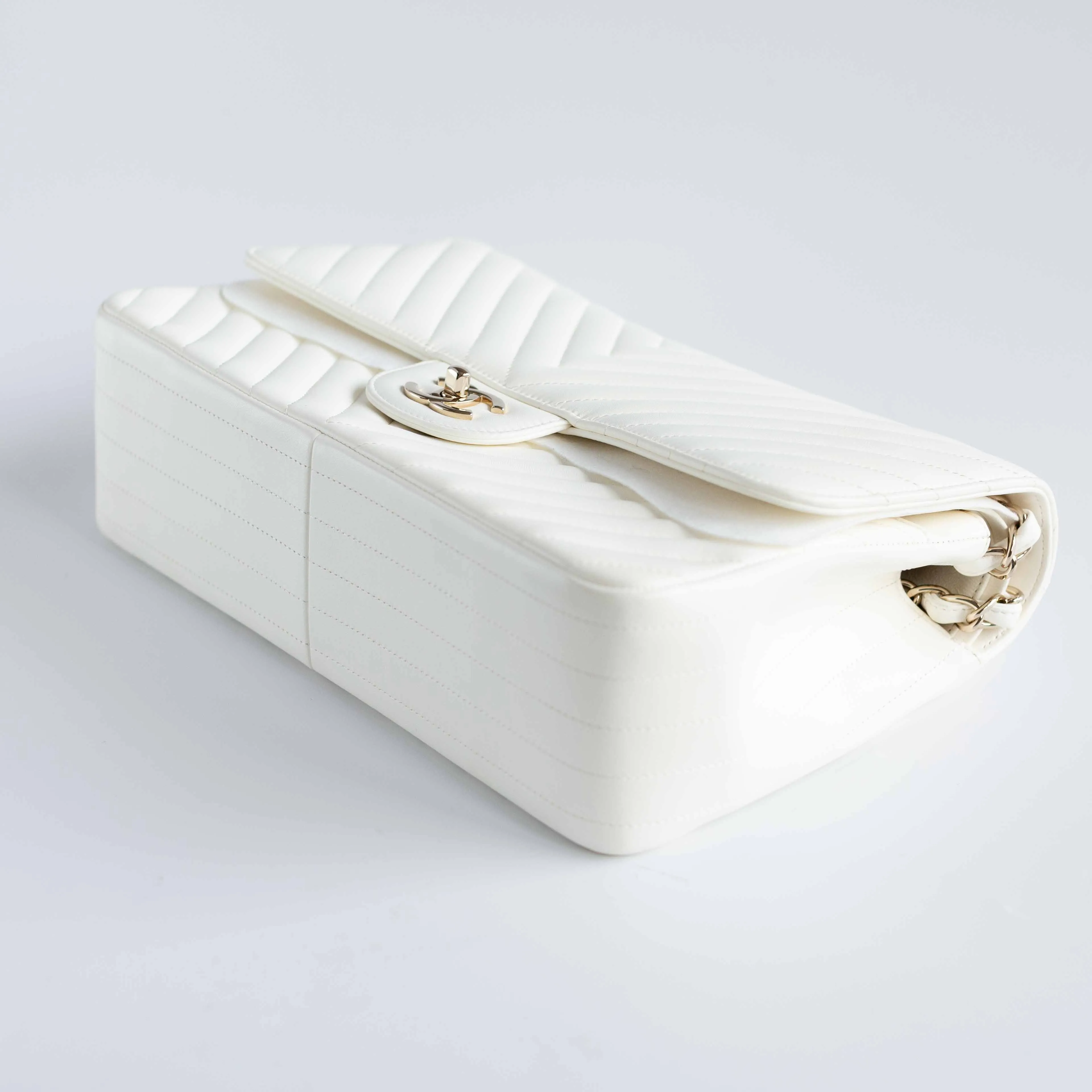 CHANEL - BAG TIMELESS JUMBO DOUBLE FLAP IN WHITE CHEVRON-QUILTED LAMBSKIN WITH GOLD HARDWARE