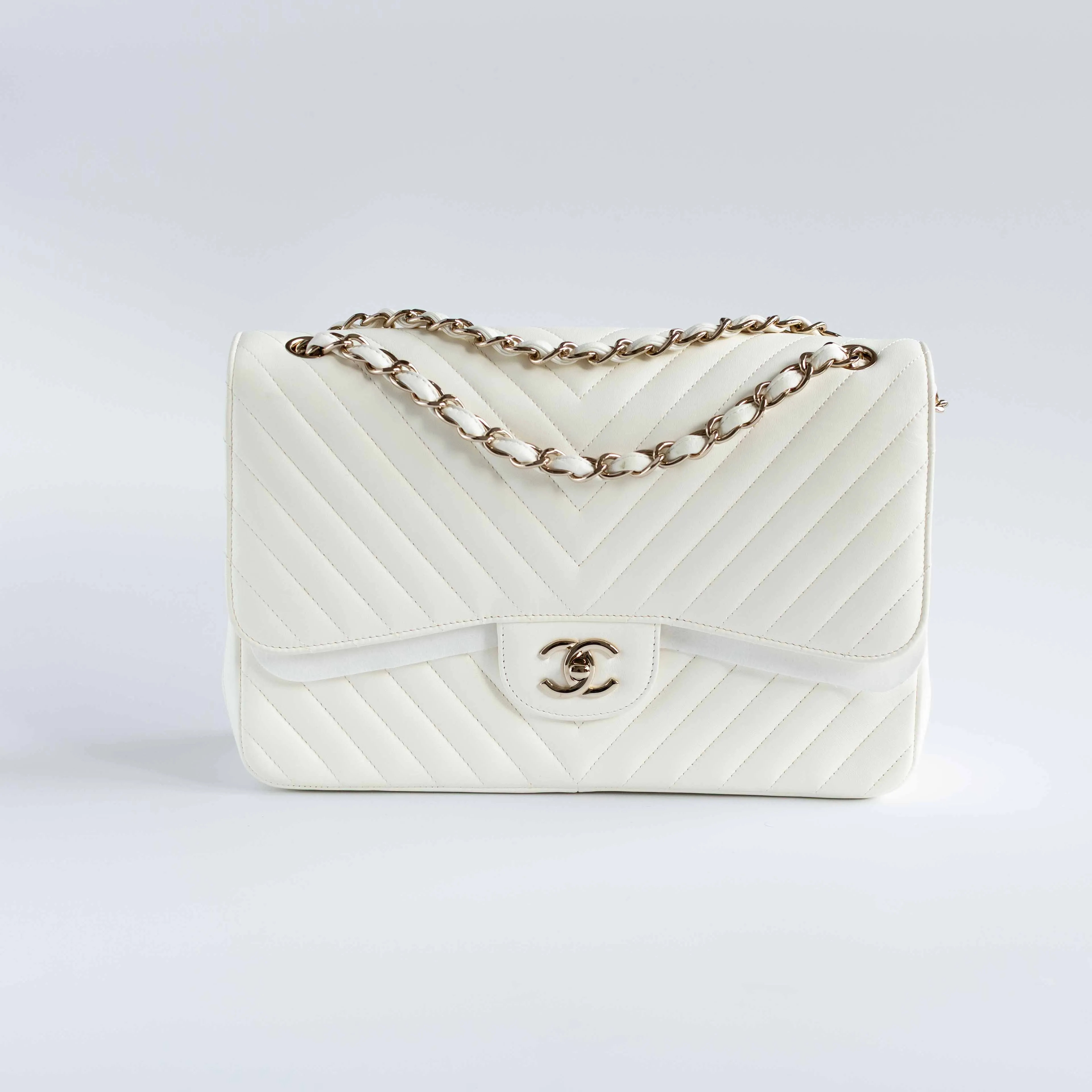CHANEL - BAG TIMELESS JUMBO DOUBLE FLAP IN WHITE CHEVRON-QUILTED LAMBSKIN WITH GOLD HARDWARE