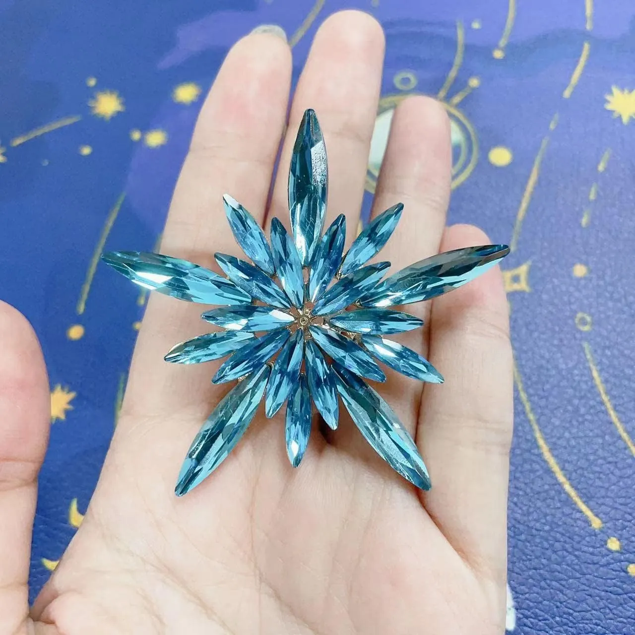 Rhinestone Star Brooch Pin for Women Shiny Crystal CZ Snowflake Corsage Brooches Lapel Pins Scarf Buckle Shawl Clip Sweater Cardigan Bouquet Badge Accessories